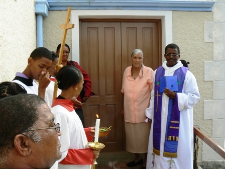 Tannie Dottie Lodewyk opened the new Hall doors